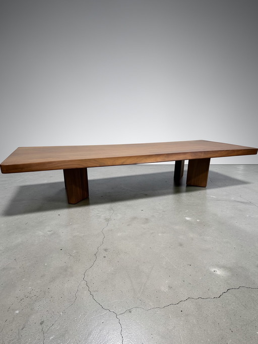 Houten salontafel PLANA, ontworpen door Charlotte Perriand voor Cassina.