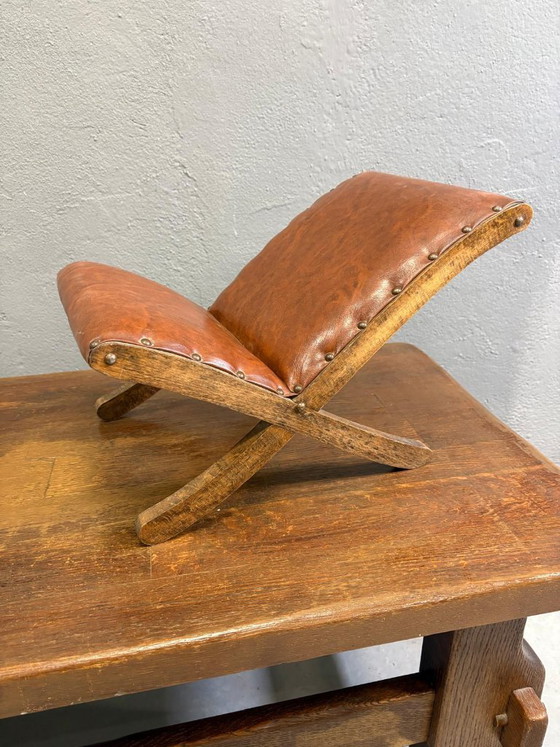 Image 1 of Oude retro voetenbank, houten leren kruk uit het midden van de 20e eeuw, Europees