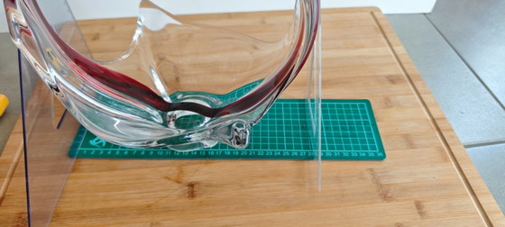 Image 1 of Coupe sculpturale vintage en cristal — « verre balancé » — cristal clair avec accent rouge/bordeaux