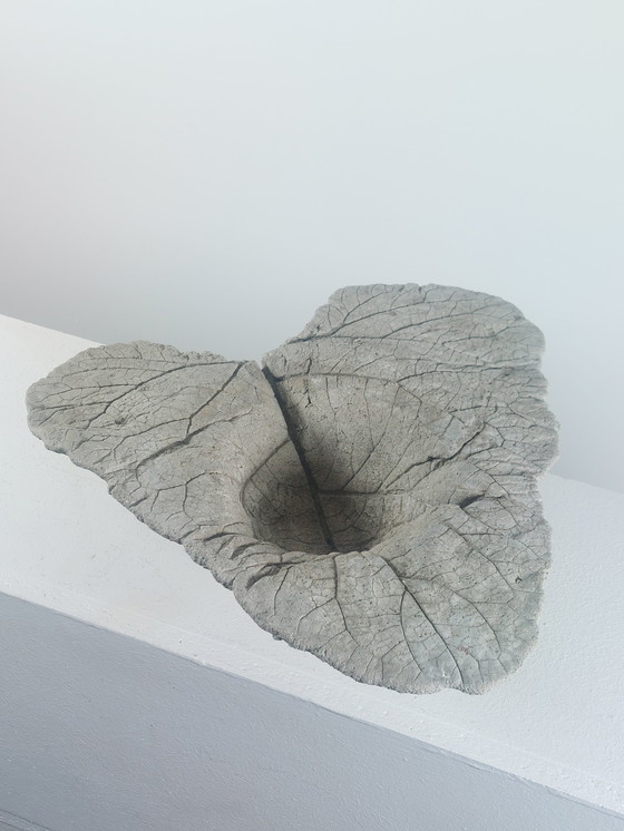 Image 1 of Coupe à fruits vintage en béton coulé, motif de feuille, pour bain d'oiseaux.