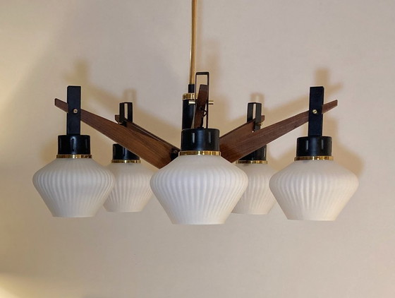 Image 1 of Lampadario italiano d'epoca in teak, ottone e vetro opalino