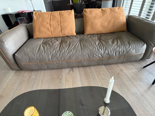 Divano Rolf Benz a 3,5 posti. 286x109x72 cm, in pelle.
