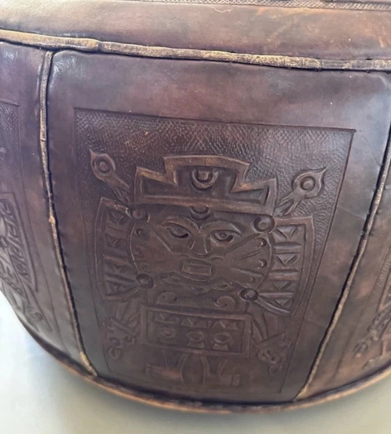 Image 1 of Pouf ethnique vintage en cuir de harnais avec relief inspiré de l'époque maya