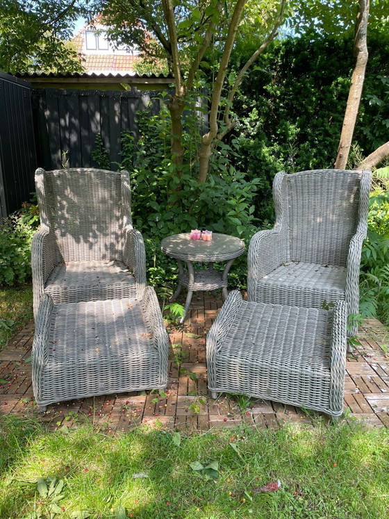 Image 1 of Conjunto de tumbonas de jardín grises con una mesa pequeña.