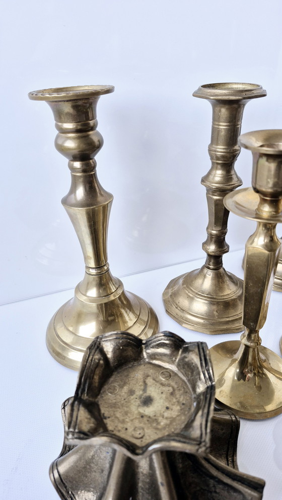 Image 1 of Collezione di 11 portacandele in ottone, che spaziano dallo stile antico a quello brutalista, per un peso di oltre 4,3 kg.