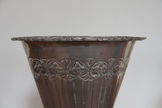 Image 1 of 2 monumentale silberfarbene Ziervasen