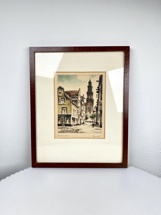 Image 1 of Kleine Vintage Kunstdruk van Amsterdam Westertoren en Grachtenpanden in Houten Vintage Lijst - Traditioneel Amsterdams Kunstwerk