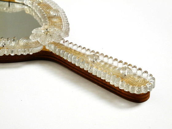 Image 1 of Magnifique miroir à main ou mural vénitien Mid Century Modern avec rosaces en verre de Murano. Fabriqué en Italie.