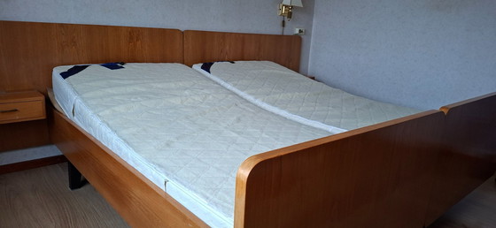 Image 1 of Doppelbett, bestehend aus 2 Einzelmatratzen, deren Fuß- und Kopfende jeweils hochgeklappt werden können.