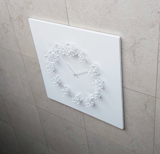 Image 1 of Horloge murale/sculpture murale illusionniste « Mocap » blanche