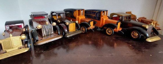 Image 1 of Voitures et camions en bois fabriqués et peints à la main