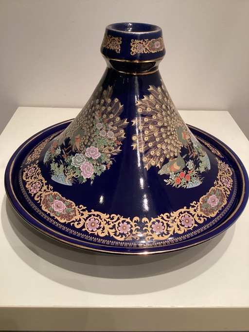 Tajine marroquí de porcelana con pavo real en hermosos colores.