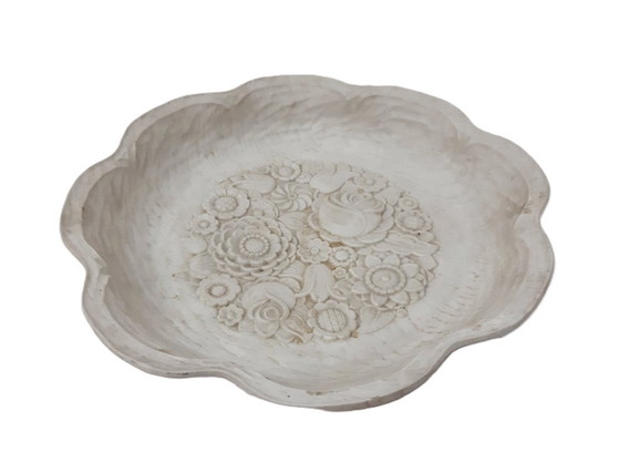 Image 1 of Assiette en céramique blanche en relief à motif floral Renaissance Rebirth, 25 cm