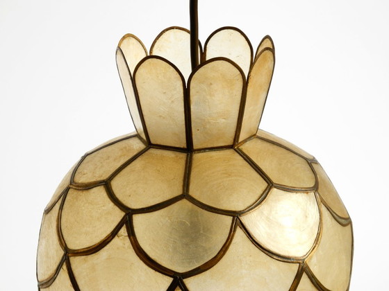Image 1 of Zwei sehr elegante, atemberaubend schöne Pendelleuchten im Mid-Century-Modern-Stil aus Capiz-Muscheln
