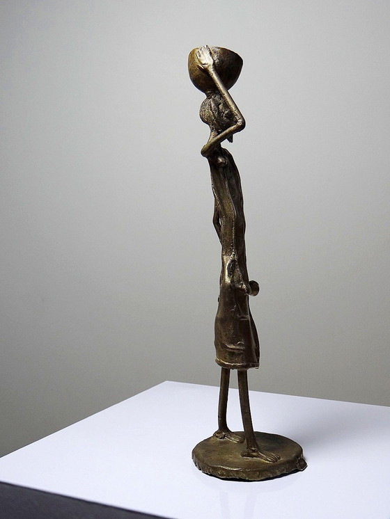 Image 1 of Statuette Africaine Bronze à la Cire Perdue Porteuse d'Eau Burkina Faso