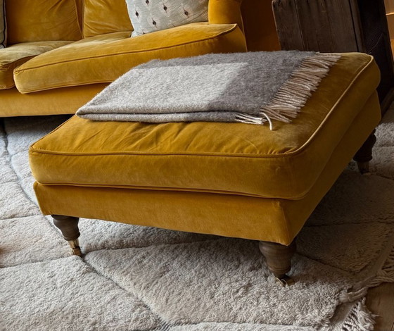 Image 1 of Splendido divano a 3 posti di Sofa.com in velluto color caramello, completo di pouf.