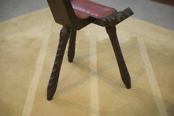 Coppia di sgabelli brutalisti a tre gambe in pino degli anni '50. – Legno (photo 5 of 6)