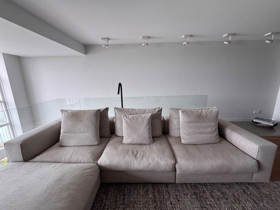 Image 1 of Linteloo sofa, Hamptons model
