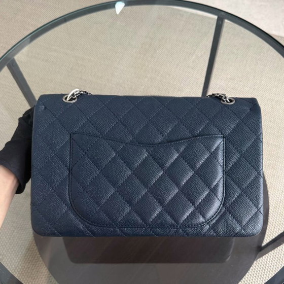 Image 1 of Chanel 2.55 Reissue 227 - Caviar trapuntato blu scuro, hardware in argento rutenio, serie 19