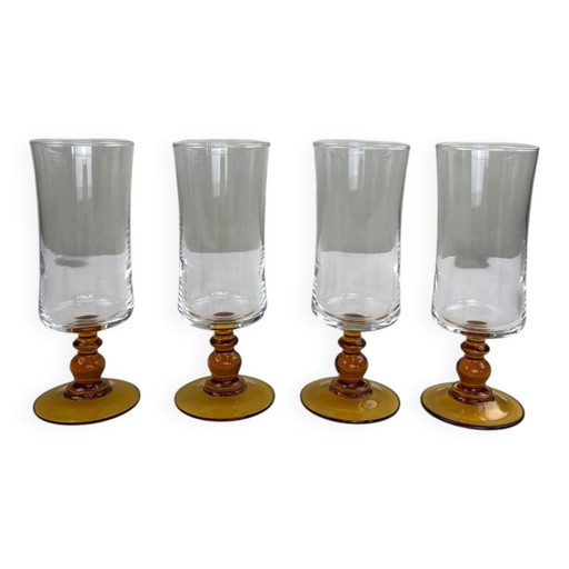Bernsteinfarbenes Glas auf Fuß