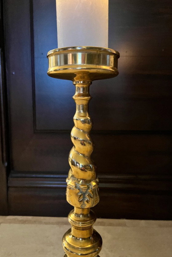 Image 1 of Set di 2 grandi candelieri da chiesa in ottone pesante con teste d'angelo - 51 cm