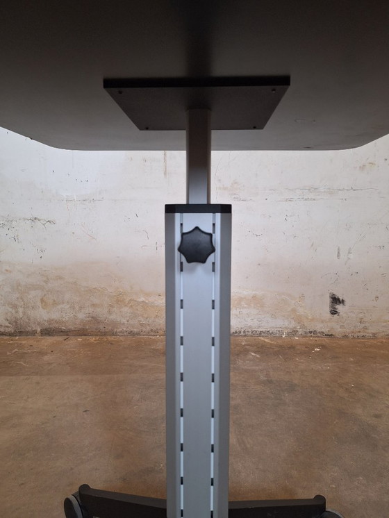 Image 1 of Mesa móvil negra con ruedas y altura regulable