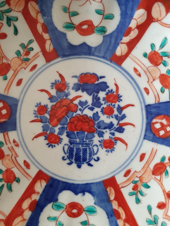 Image 1 of Due piatti giapponesi Imari (vaso di fiori e crisantemo), circa 1900.