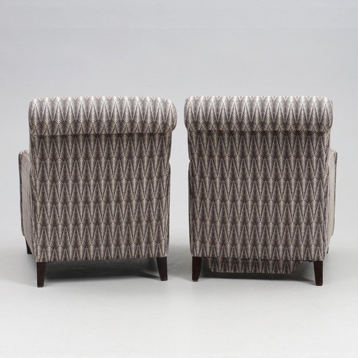 Pair of mid-century modern Nordic armchairs in solid wood with neutral textile upholstery, two items, dating from 1940–1950, in 