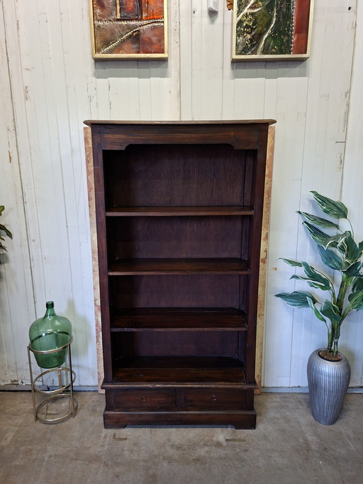 Koloniale boekenkast afm.96x33cm en 180cm hoog.  