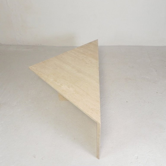 Image 1 of Mid Century travertin salontafel met driehoekig blad, jaren 70