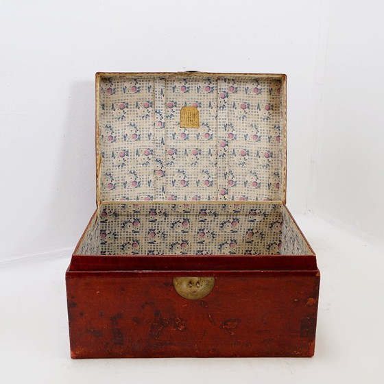 Image 1 of  Malle chinoise en cuir laqué rouge du début du XXe siècle