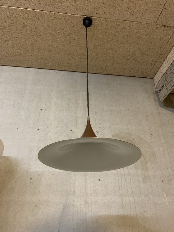 Image 1 of Lampada a sospensione Semi originale di Fog & Mørup in un marrone brillante e fresco.