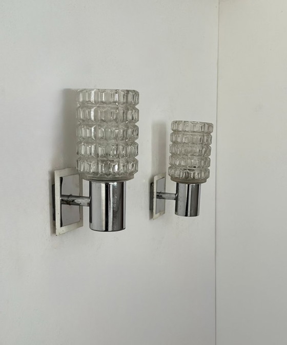 Image 1 of Paire d'appliques vintage, métal chromé et verre moulé pressé, Italie, 1970