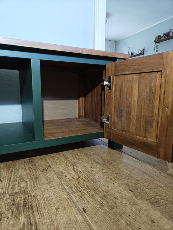 Image 1 of Mueble de TV de estilo rústico en color verde oscuro con tapa de madera maciza.