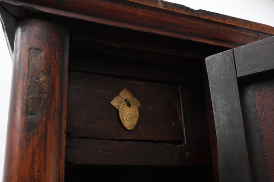 Image 1 of Großer chinesischer Hochzeits- oder Konusschrank aus Holz aus der Qing-Dynastie, 19. Jahrhundert