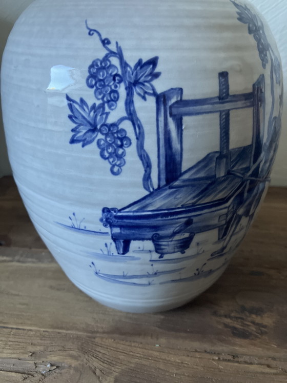 Bellissimo vaso vintage in ceramica blu di Delft, realizzato a mano, con decorazioni a tema vitivinicolo. (photo 3 of 6)