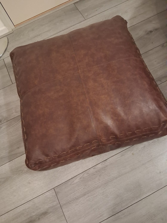 Image 1 of Magnifique pouf vintage fait main en cuir marron/bordeaux.
