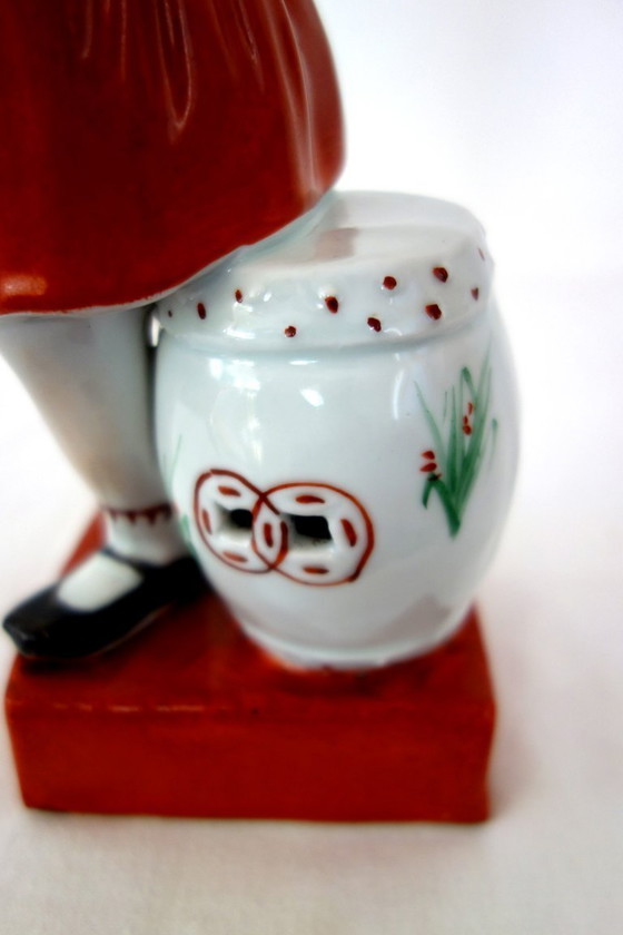 Image 1 of Estatua femenina de porcelana china con forma de galleta - Revolución Cultural n.° 15