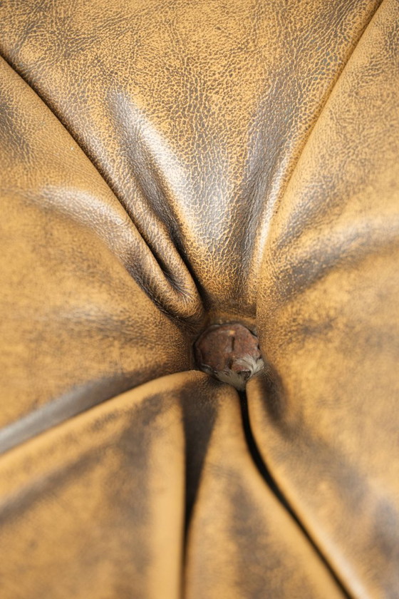 Image 1 of Exclusivo y elegante puf inglés Chesterfield de piel de vacuno con ruedas y acabado con clavos decorativos.