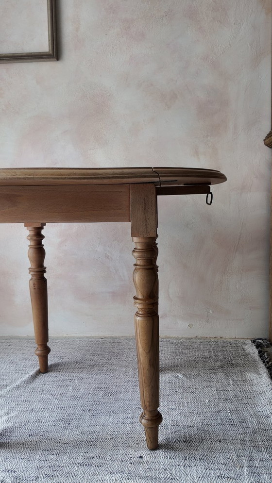 Image 1 of Mesa pequeña redonda plegable de madera de haya: encanto rústico.