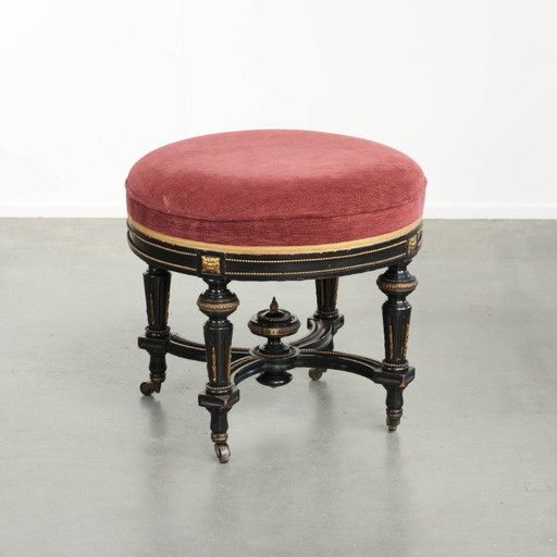 Taburete inglés antiguo con asiento de tela roja y base de madera negra con detalles dorados. – krukjes, Wood, Klassiek