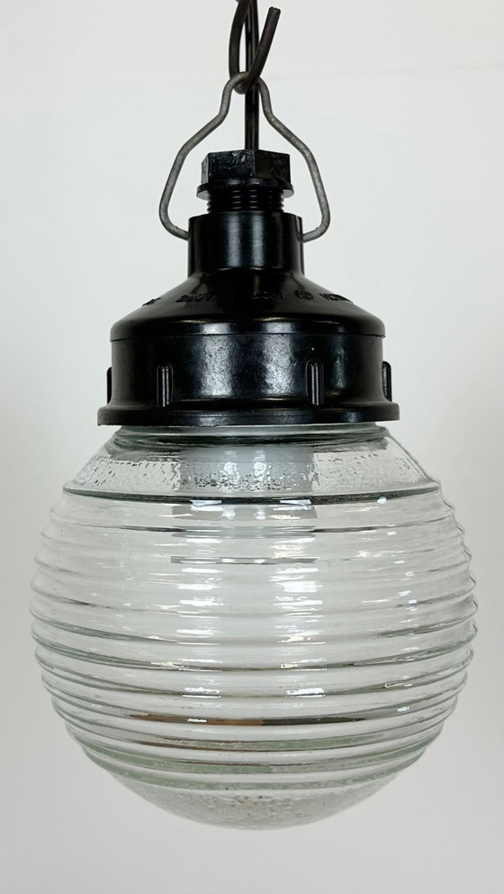 Image 1 of Lampada a sospensione industriale in bachelite con vetro rigato, anni '70