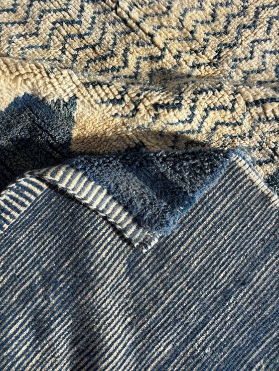 Image 1 of Handgemaakt Marokkaans Mrirt wollen tapijt 260x300 cm – Wit en blauw minimalistisch geometrisch ontwerp