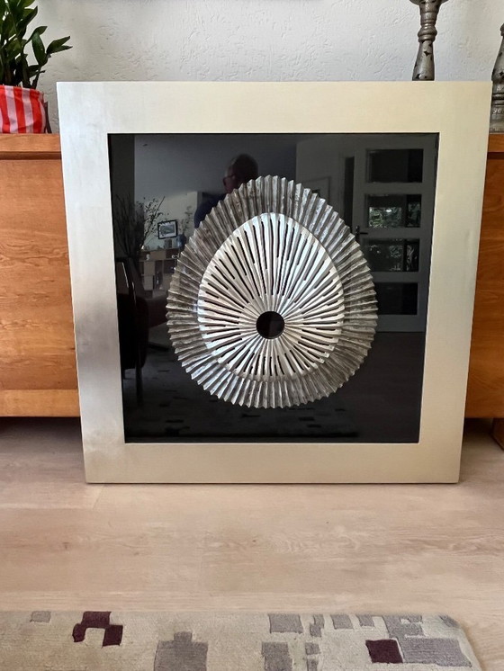 Image 1 of Talla oriental tras cristal (90 x 90 cm)