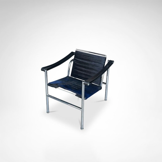 Poltrona LC1 in pelle di cavallino blu e nera, disegnata da Le Corbusier e altri per Cassina, anni '90. (photo 12 of 12)