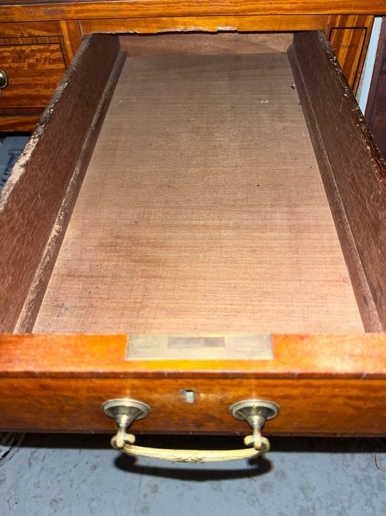 Image 1 of Maple & Co Prachtig Edwardiaans bureau van satijnhout met kruisbanden van walnoothout