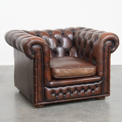 Donkerbruine Engelse rundleren chesterfield fauteuil met siernagels