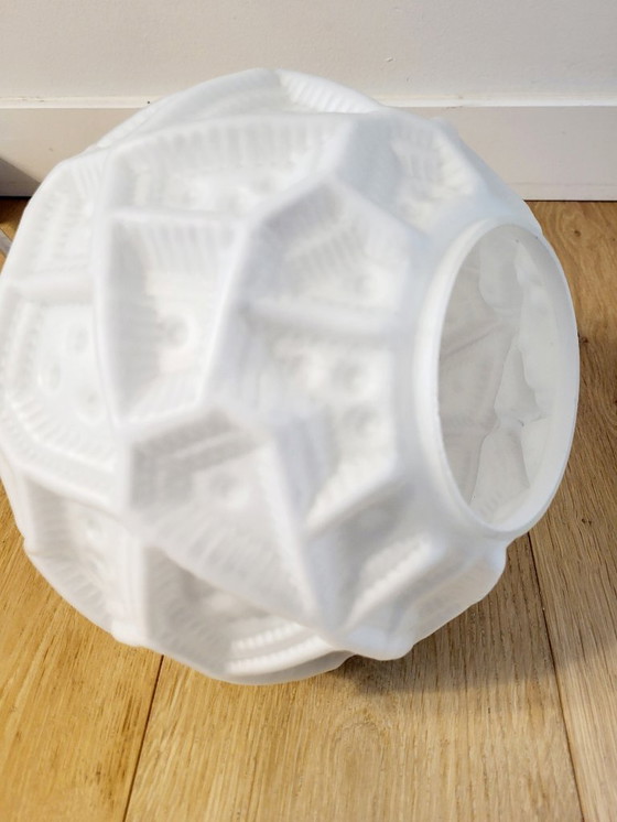 Image 1 of Suspension vintage, probablement Peill & Putzler, en verre opalin à relief, années 1960