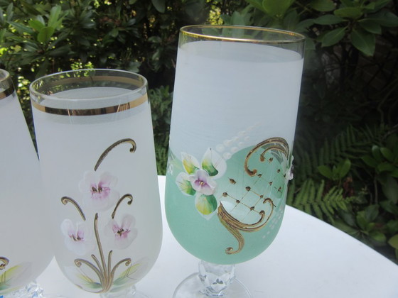 Image 1 of 4 verres bohèmes émaillés peints à la main, dans les tons vert pâle/rose et or, Sklo, vintage