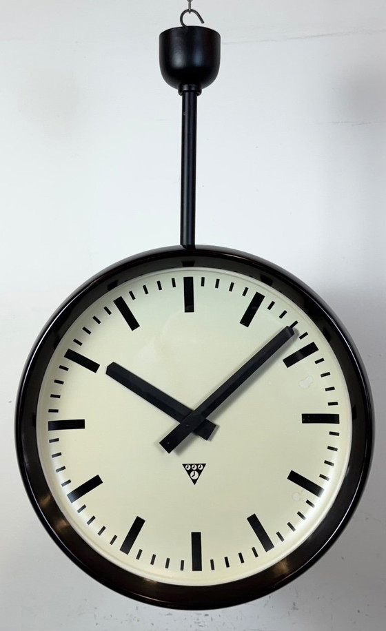 Image 1 of Grote industriële bakelieten dubbelzijdige fabrieksklok van Pragotron, jaren 50